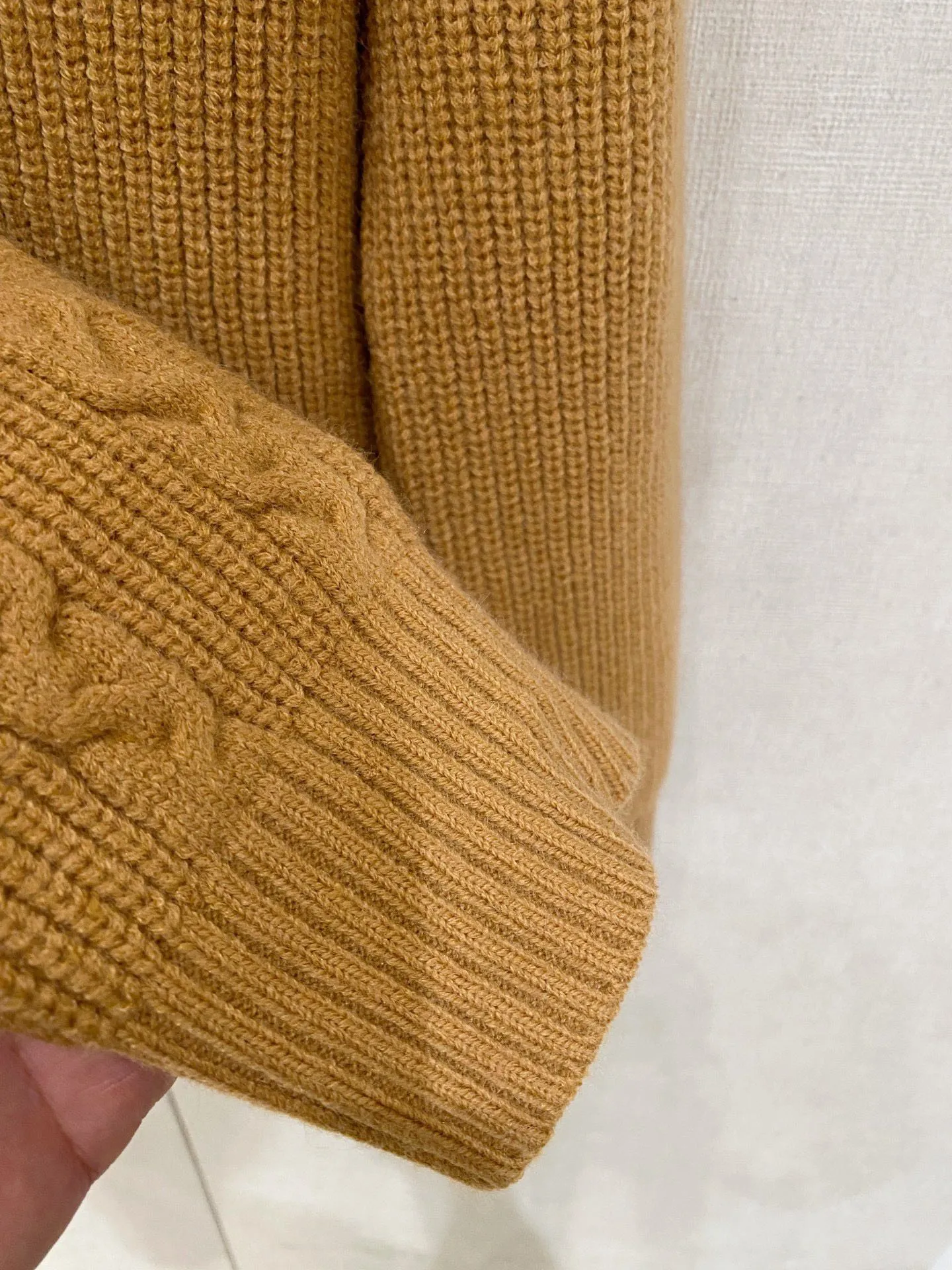 🅿️540 【LV Louis Vuitton】Autumn and winter classic cardigan sweater, in full condition! ! ! Wool blended fabric, the latest model in 2025, golden ratio! ! Slim-fitting soft gold, versatile and practical item, the combination and practicality are extremely powerful, simple and elegant, and classy! To create your own style, it is highly recommended to buy it in two colors. The standard slim fit tailoring process is suitable for both young and old men. It is knitted from wool and will not cause any discomfort! While keeping warm, it is stylish, textured and wearable, and the classic logo with contrasting colors on the chest feels in place! ! Recommended for regular customers! ! Size M-3XL (maximum wear: 190 pounds)